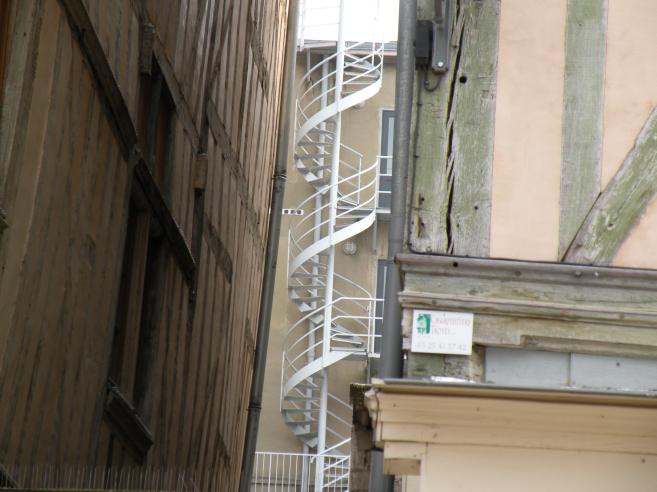  escalier métallique en colimaçon